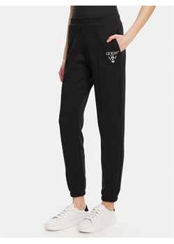 Guess Spodnie dresowe V5RB13 KC3D2 Czarny Regular Fit ze sklepu MODIVO w kategorii Spodnie damskie - zdjęcie 184653419