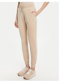 Guess Spodnie dresowe V3BB27 K0232 Beżowy Regular Fit ze sklepu MODIVO w kategorii Spodnie damskie - zdjęcie 184653487