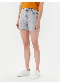 Mustang Szorty jeansowe Charlotte 1016558 Szary Mom Fit ze sklepu MODIVO w kategorii Szorty - zdjęcie 184657327