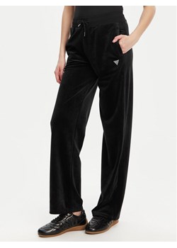 Guess Spodnie dresowe V3BB26 K0232 Czarny Regular Fit ze sklepu MODIVO w kategorii Spodnie damskie - zdjęcie 184657369