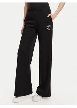 Guess Spodnie dresowe V5RB12 KC3D2 Czarny Regular Fit ze sklepu MODIVO w kategorii Spodnie damskie - zdjęcie 184657416