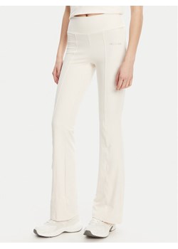 Guess Spodnie dresowe V5RB15 KCD02 Écru Regular Fit ze sklepu MODIVO w kategorii Spodnie damskie - zdjęcie 184661095