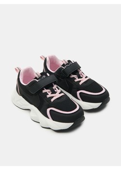 Sinsay - Sneakersy dwukolorwe zapinane na rzep - czarny - id: 147FA-99X - marki Sinsay - 184662746 Sinsay - Sneakersy dwukolorwe zapinane na rzep - czarny ze sklepu Sinsay w kategorii Buty sportowe dziecięce - zdjęcie 184662746