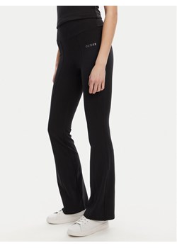Guess Spodnie dresowe V5RB15 KCD02 Czarny Regular Fit ze sklepu MODIVO w kategorii Spodnie damskie - zdjęcie 184663419