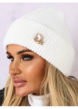 CZAPKA ZIMOWA Z BROSZKĄ W CYRKONIE DiK- BIAŁA ze sklepu olika.com.pl w kategorii Czapki zimowe damskie - zdjęcie 184669149