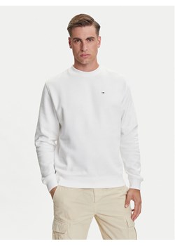 Tommy Jeans Bluza DM0DM20741 Écru Regular Fit ze sklepu MODIVO w kategorii Bluzy męskie - zdjęcie 184670309