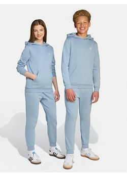 adidas Spodnie dresowe JX2743 Błękitny Regular Fit ze sklepu MODIVO w kategorii Spodnie chłopięce - zdjęcie 184670335