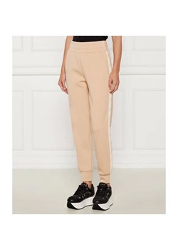 GUESS Spodnie jogger NEW VICTOIRE | Regular Fit ze sklepu Gomez Fashion Store w kategorii Spodnie damskie - zdjęcie 184672368