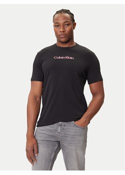 Calvin Klein Jeans T-Shirt Glitched Logo LV04RC858G Czarny Regular Fit ze sklepu MODIVO w kategorii T-shirty męskie - zdjęcie 184672716