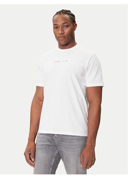 Calvin Klein Jeans T-Shirt Pride Graphic LV04RC815G Biały Relaxed Fit ze sklepu MODIVO w kategorii T-shirty męskie - zdjęcie 184672737