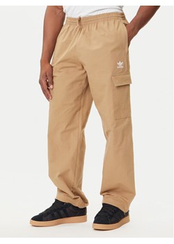 adidas Spodnie dresowe Trefoil Essentials JX3912 Beżowy Loose Fit ze sklepu MODIVO w kategorii Spodnie męskie - zdjęcie 184672767