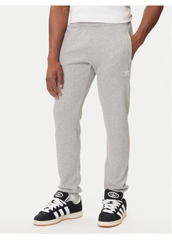adidas Spodnie dresowe Trefoil Essentials JY6271 Szary Slim Fit ze sklepu MODIVO w kategorii Spodnie męskie - zdjęcie 184672806