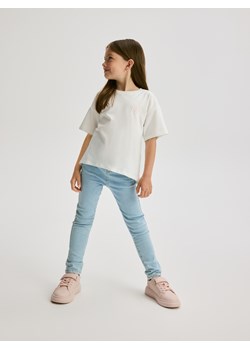 Reserved - Jeansy slim fit z guzikiem w serce - niebieski ze sklepu Reserved w kategorii Spodnie dziewczęce - zdjęcie 184674298