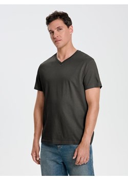 Sinsay - Koszulka basic z dekoltem w serek - zielony ze sklepu Sinsay w kategorii T-shirty męskie - zdjęcie 184680225