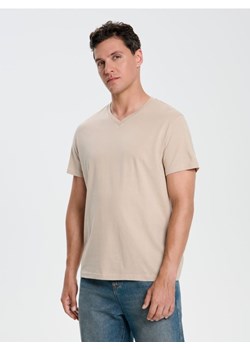 Sinsay - Koszulka basic z dekoltem w serek - beżowy ze sklepu Sinsay w kategorii T-shirty męskie - zdjęcie 184680226