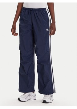adidas Spodnie dresowe 3-Stripes JD3127 Granatowy Loose Fit ze sklepu MODIVO w kategorii Spodnie damskie - zdjęcie 184681858