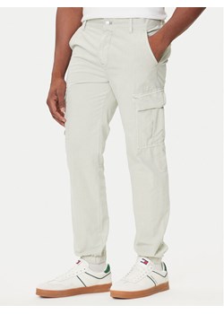 Tommy Jeans Joggery Austin DM0DM21791 Zielony Slim Fit ze sklepu MODIVO w kategorii Spodnie męskie - zdjęcie 184681876