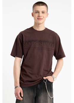Bordowy t-shirt z autorską grafiką z przodu, rozmiar - 146, kolor - bordowy ze sklepu REPORTER w kategorii T-shirty chłopięce - zdjęcie 184687505