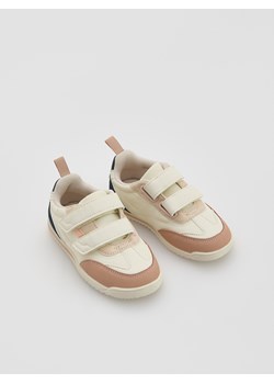 Reserved - Sneakersy z łączonych materiałów - kremowy ze sklepu Reserved w kategorii Buty sportowe dziecięce - zdjęcie 184687988