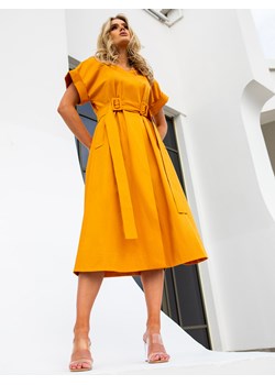 Musztardowa sukienka midi z paskiem w talii Eye For Fashion ze sklepu Eye For Fashion w kategorii Sukienki - zdjęcie 184698349