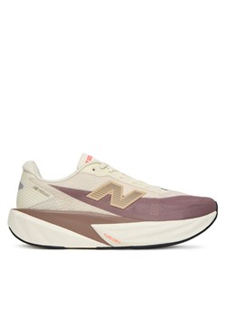 Buty do biegania New Balance FuelCell Rebel V5 MFCXLY5 Beżowy ze sklepu eobuwie.pl w kategorii Buty sportowe męskie - zdjęcie 184700049