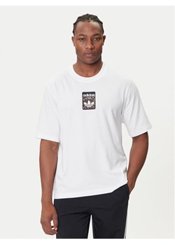 adidas T-Shirt Leo JV7570 Biały Oversize ze sklepu MODIVO w kategorii T-shirty męskie - zdjęcie 184706838