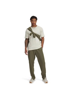Męskie spodnie casual tkaninowe Under Armour UA Rival Woven Windbreaker Pant - khaki ze sklepu Sportstylestory.com w kategorii Spodnie męskie - zdjęcie 184712728