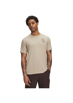 Męski t-shirt z nadrukiem Under Armour UA Sports Wordmark - beżowy ze sklepu Sportstylestory.com w kategorii T-shirty męskie - zdjęcie 184721919