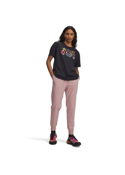 Damskie spodnie treningowe Under Armour Sport High Rise Woven Pant - różowe ze sklepu Sportstylestory.com w kategorii Spodnie damskie - zdjęcie 184722029