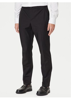 Guess Spodnie materiałowe M4YB01 WG9Z2 Czarny Regular Fit ze sklepu MODIVO w kategorii Spodnie męskie - zdjęcie 184730285