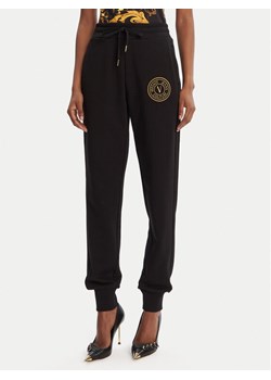 Versace Jeans Couture Spodnie dresowe 79HAAT00 CF01T Czarny Regular Fit ze sklepu MODIVO w kategorii Spodnie damskie - zdjęcie 184730299
