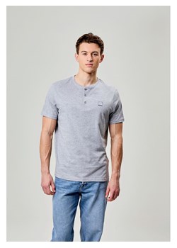 Bench Koszulka &quot;Movia&quot; w kolorze szarym ze sklepu Limango Polska w kategorii T-shirty męskie - zdjęcie 184733406