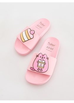 Reserved - Klapki Pusheen - pastelowy róż ze sklepu Reserved w kategorii Klapki damskie - zdjęcie 184733985