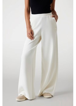 GUESS Spodnie damskie dresowe ecru Olympe Wide, Rozmiar XS ze sklepu outfit.pl w kategorii Spodnie damskie - zdjęcie 184734209