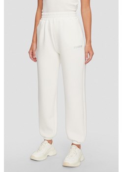 GUESS Dresowe damskie spodnie w kolorze ecru Cecilia Scuba, Rozmiar XS ze sklepu outfit.pl w kategorii Spodnie damskie - zdjęcie 184734255