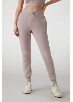 GUESS Dresowe damskie spodnie w kolorze taupe Allie Scuba, Rozmiar XS ze sklepu outfit.pl w kategorii Spodnie damskie - zdjęcie 184734266