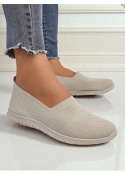 Beżowe damskie slip-ony Callista – lekkie buty tkaninowe na płaskiej podeszwie ze sklepu royalfashion.pl w kategorii Trampki damskie - zdjęcie 184737705