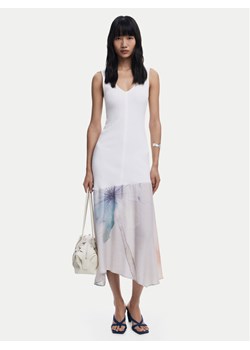 Desigual Sukienka codzienna Dita 25WWVK38 Biały Slim Fit ze sklepu MODIVO w kategorii Sukienki - zdjęcie 184738857