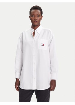 Tommy Jeans Koszula Badge DW0DW20988 Biały Oversize ze sklepu MODIVO w kategorii Koszule damskie - zdjęcie 184752908