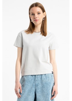 Jasnoszary t-shirt bez nadruków z ozdobną naszywką, kolor - szary, rozmiar - 170 ze sklepu REPORTER w kategorii Bluzki dziewczęce - zdjęcie 184753746