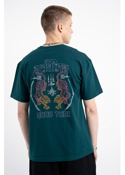 Ciemnozielony t-shirt z autorską grafiką z tyłu, rozmiar - 146, kolor - ciemna zieleń ze sklepu REPORTER w kategorii T-shirty chłopięce - zdjęcie 184753799