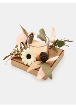 Sinsay - Świeczka zapachowa z ozdobnym wieńcem Jasmine - beżowy ze sklepu Sinsay w kategorii Świece i dyfuzory - zdjęcie 184763456