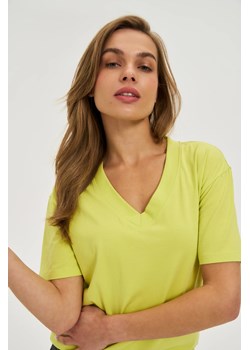 T-shirt z dekoltem w serek limonkowy ze sklepu Moodo.pl w kategorii Bluzki damskie - zdjęcie 184776627