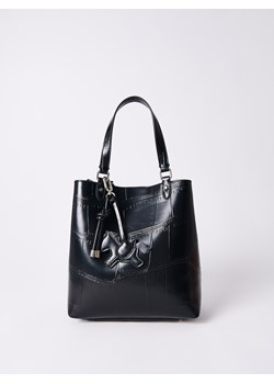 Mohito - Czarna torba worek z brelokiem - czarny ze sklepu Mohito w kategorii Torby Shopper bag - zdjęcie 184777088