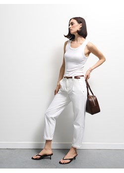 Mohito - Jeansy chino slim z paskiem - biały ze sklepu Mohito w kategorii Jeansy damskie - zdjęcie 184779078