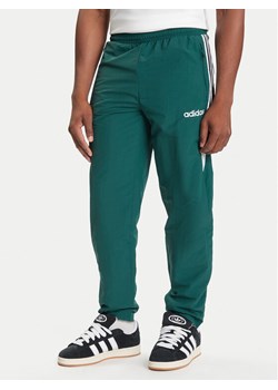 adidas Spodnie dresowe JX3055 Zielony Regular Fit ze sklepu MODIVO w kategorii Spodnie męskie - zdjęcie 184787705