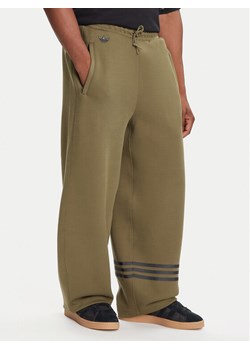 adidas Spodnie dresowe Neuclassics JW5444 Zielony Loose Fit ze sklepu MODIVO w kategorii Spodnie męskie - zdjęcie 184790356