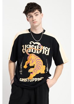 Kolorowy t-shirt z autorską grafiką z przodu, rozmiar - 146, kolor - czarny ze sklepu REPORTER w kategorii T-shirty chłopięce - zdjęcie 184808737