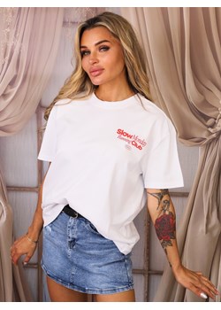 T-SHIRT Z CZERWONYM NAPISEM I APLIKACJĄ NA PLECACH- BIAŁY ze sklepu olika.com.pl w kategorii Bluzki damskie - zdjęcie 184809215
