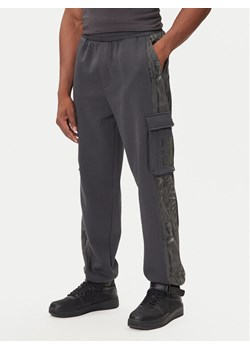 EA7 Emporio Armani Spodnie dresowe 7M001132 AF16549 U8117 Szary Regular Fit ze sklepu MODIVO w kategorii Spodnie męskie - zdjęcie 184810958